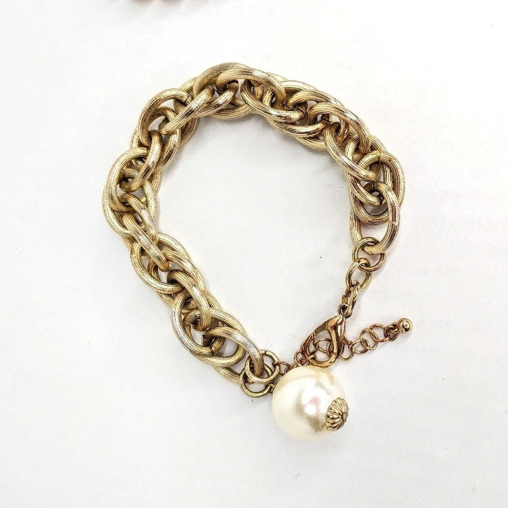 Set of 6 plus size fashion bracelets.